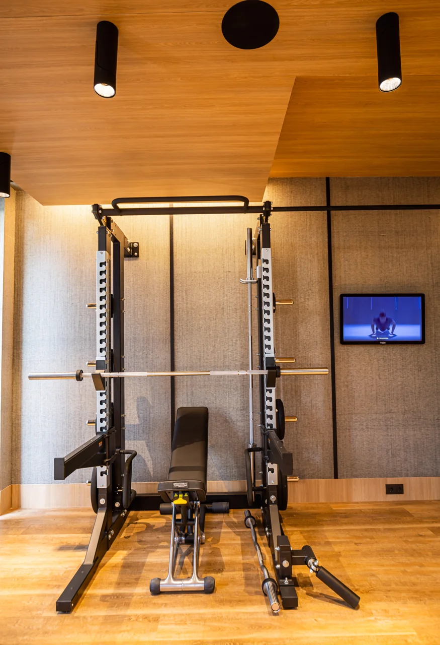 Rack de entrenamiento y banco de fuerza en el interior de Club 28250.