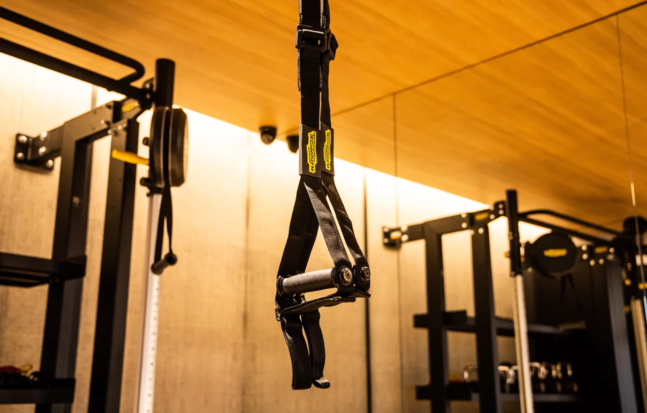 Sistema de entrenamiento en suspensión junto a las poleas y los espejos.