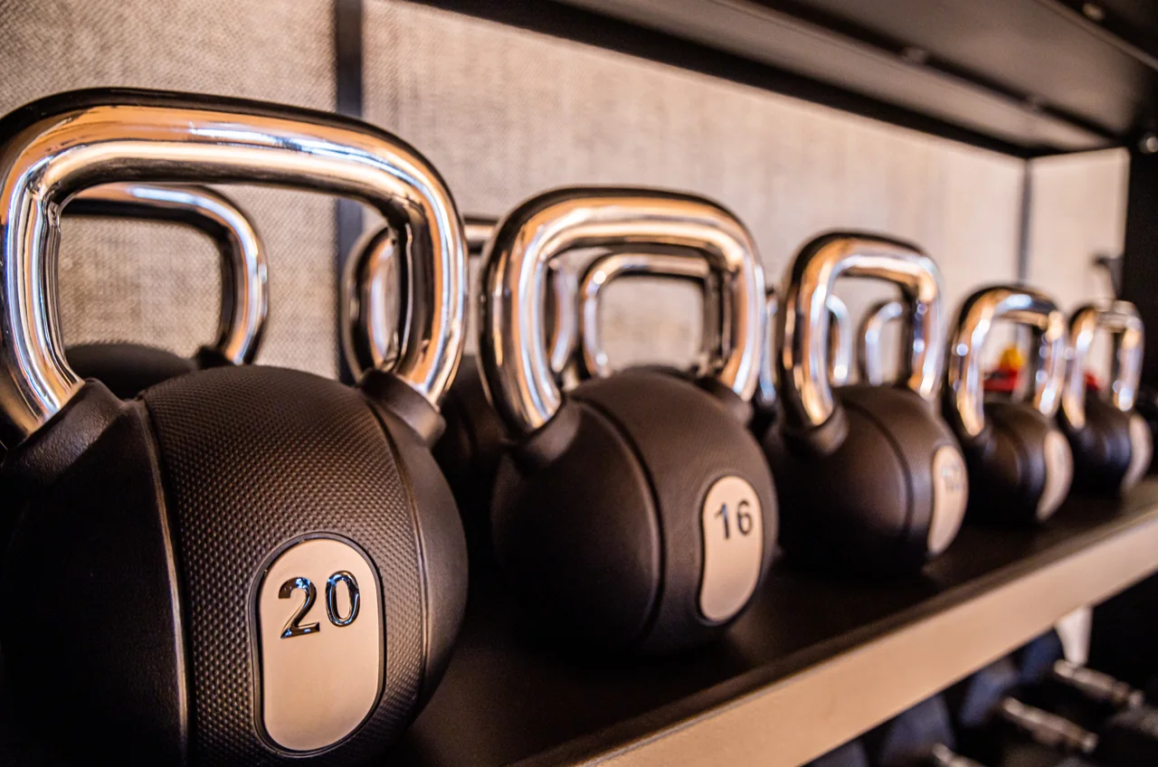Selección de kettlebells ordenadas en el club.